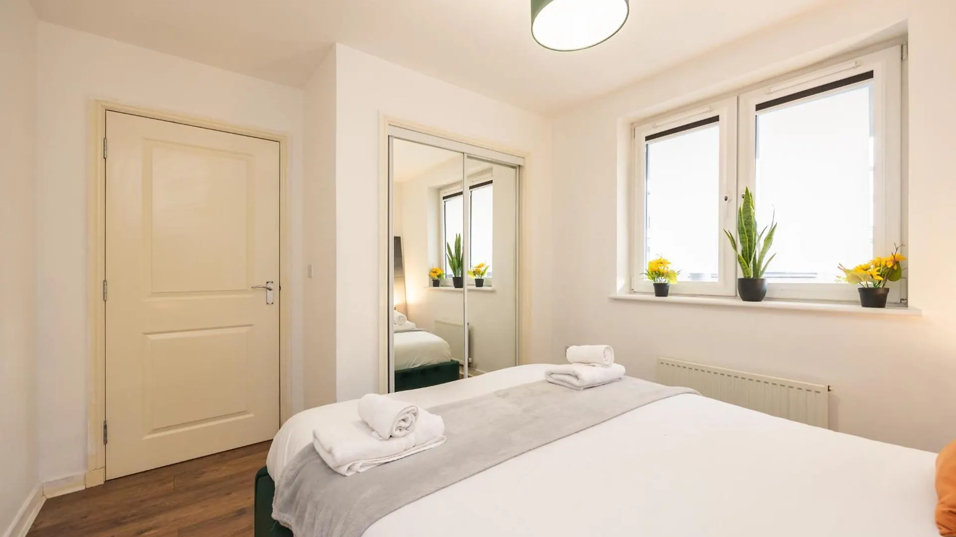 Inviting 1-Bed Flat With Patio Near Lochend Park Apartment Edinburgh