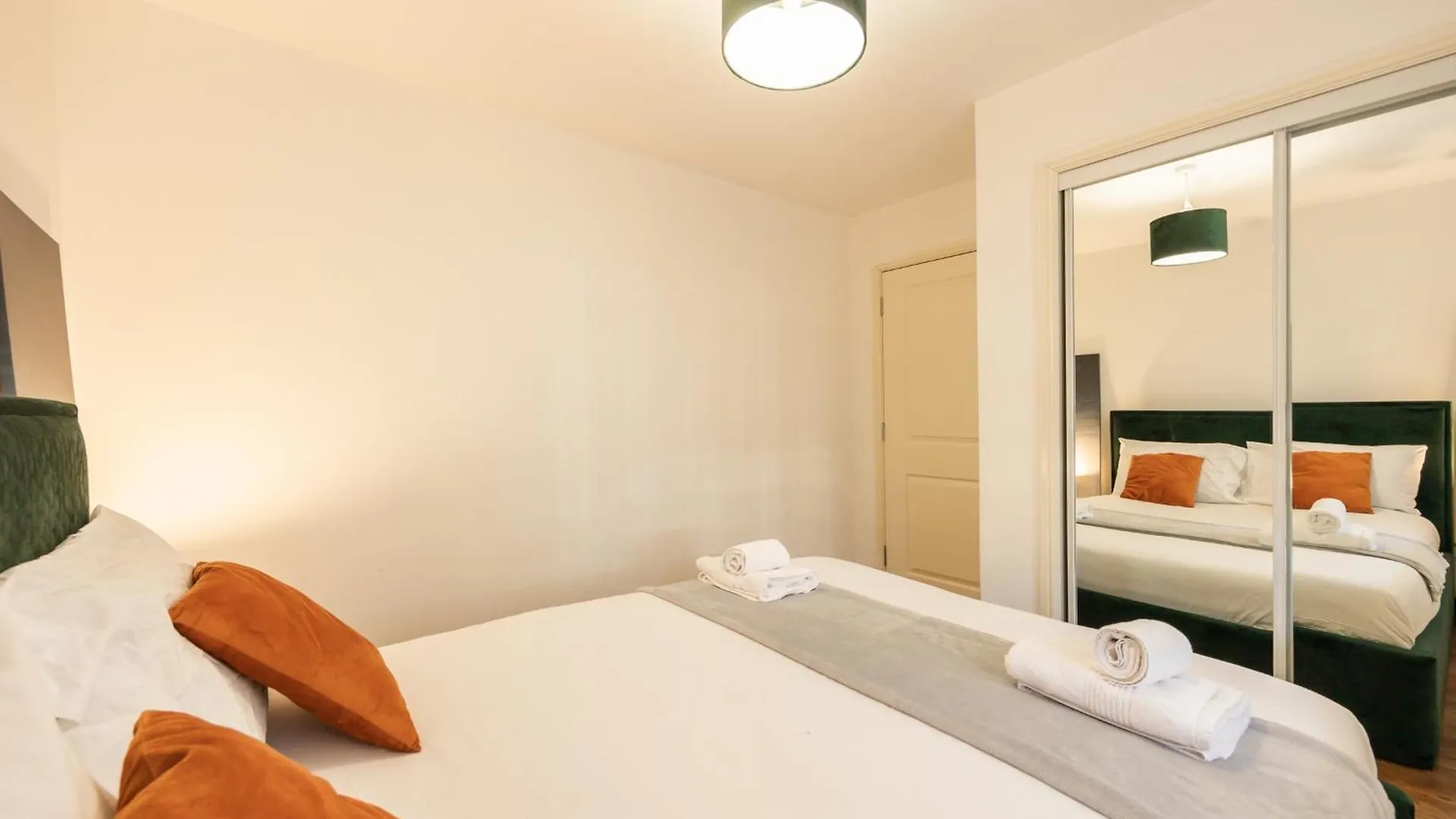 에든버러 Inviting 1-Bed Flat With Patio Near Lochend Park 아파트 0*,